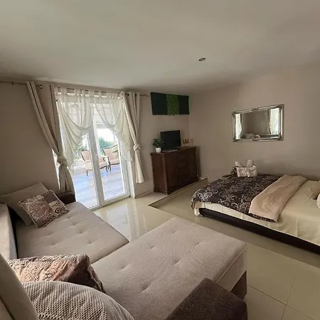 белият кът Sapareva Banya